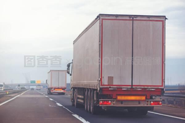 多云的下午 高速公路上的商用拖車(chē)與道路貨物運(yùn)輸